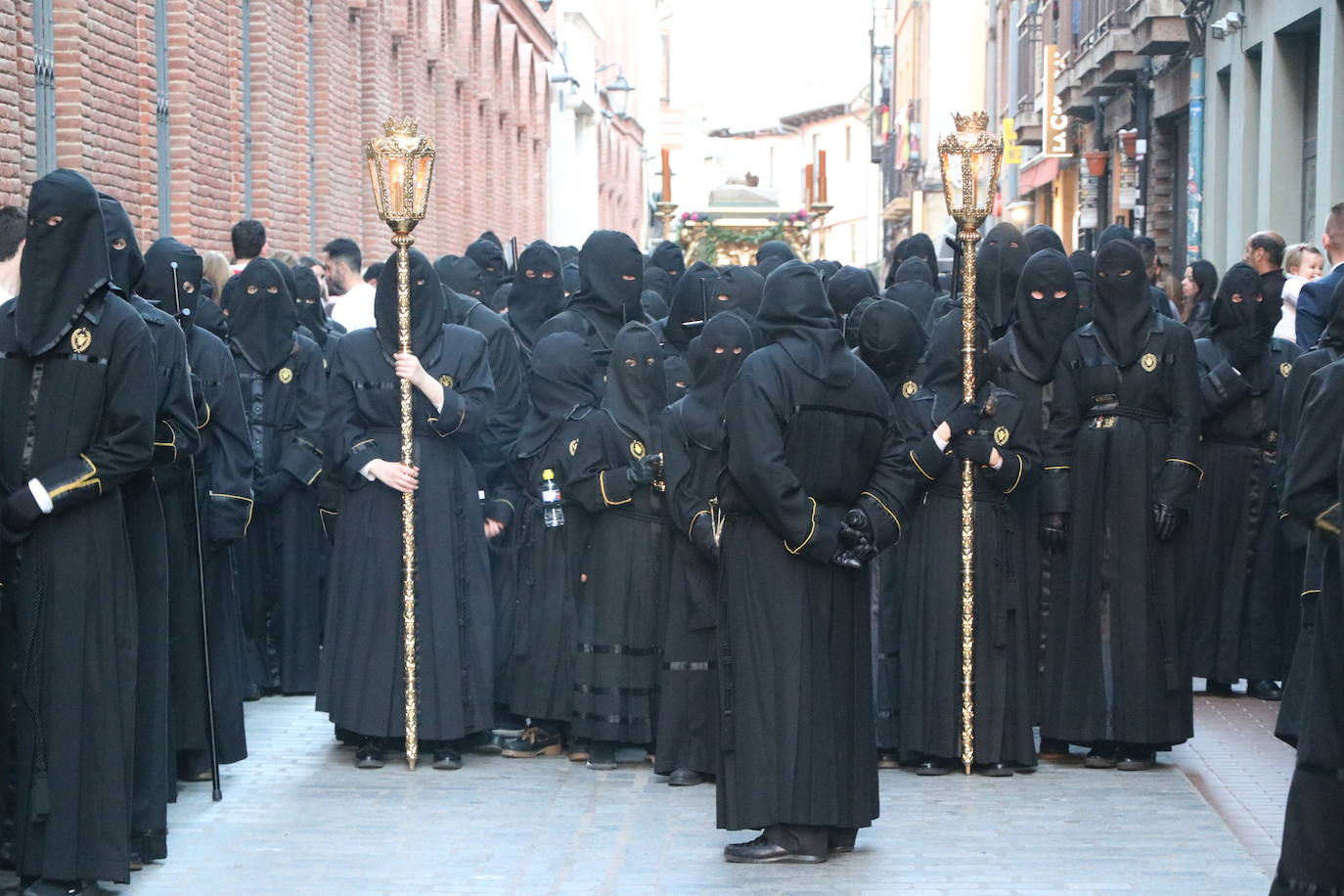 La Cofradía de Angustias ha organizado este Viernes Santo su procesión del Santo Entierro como cada año par. La última vez que procesionó por las calles de la capital fue en 2016.