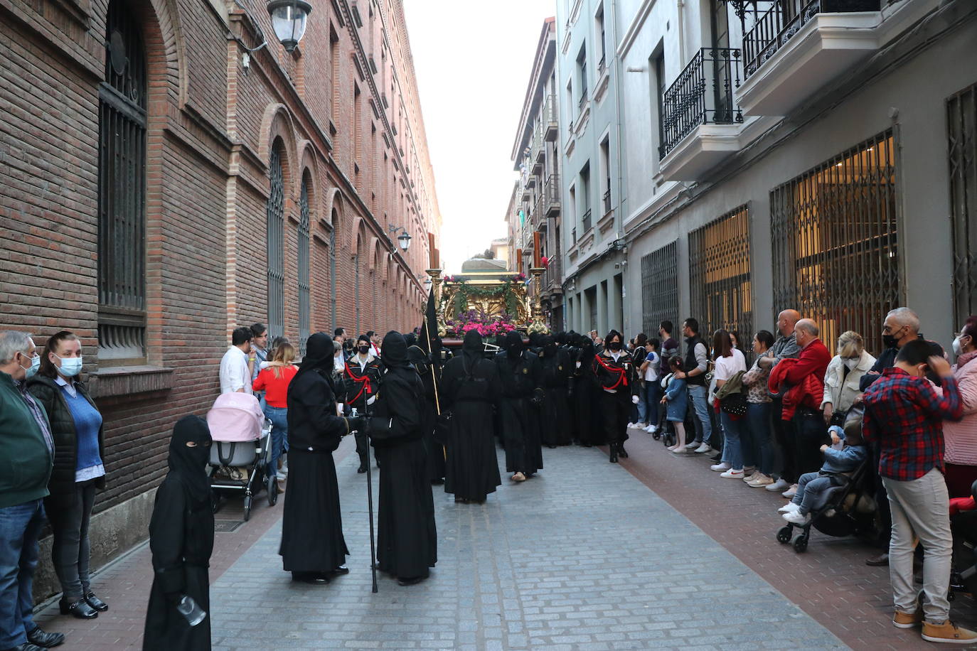 La Cofradía de Angustias ha organizado este Viernes Santo su procesión del Santo Entierro como cada año par. La última vez que procesionó por las calles de la capital fue en 2016.