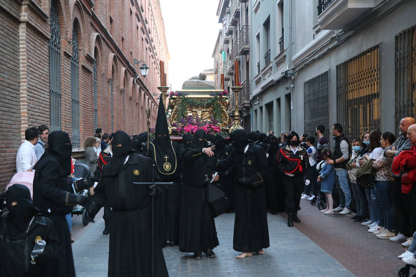 La Cofradía de Angustias ha organizado este Viernes Santo su procesión del Santo Entierro como cada año par. La última vez que procesionó por las calles de la capital fue en 2016.