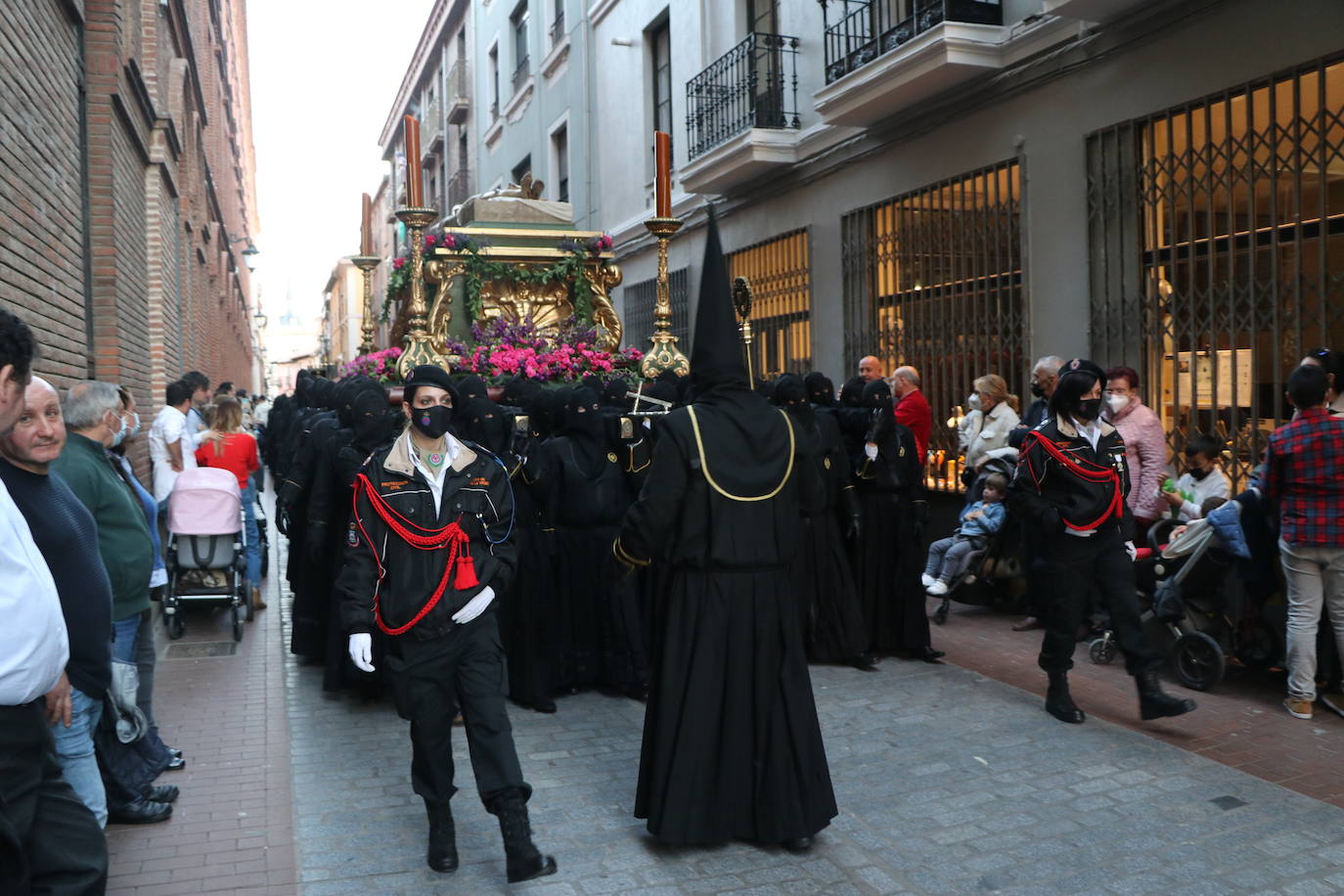 La Cofradía de Angustias ha organizado este Viernes Santo su procesión del Santo Entierro como cada año par. La última vez que procesionó por las calles de la capital fue en 2016.