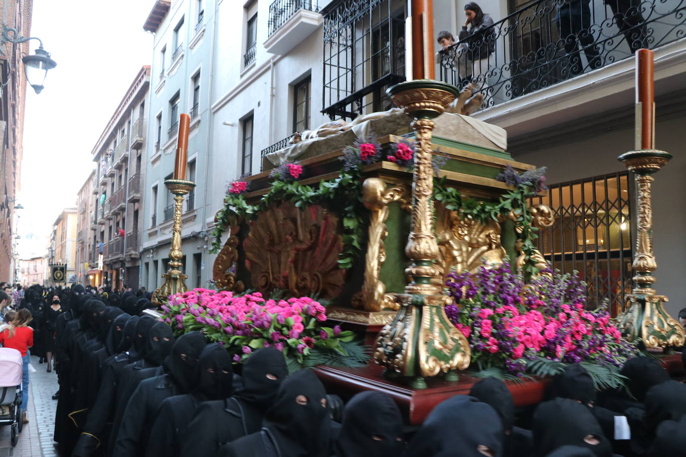 La Cofradía de Angustias ha organizado este Viernes Santo su procesión del Santo Entierro como cada año par. La última vez que procesionó por las calles de la capital fue en 2016.