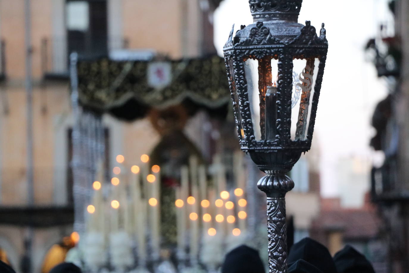 La Cofradía de Angustias ha organizado este Viernes Santo su procesión del Santo Entierro como cada año par. La última vez que procesionó por las calles de la capital fue en 2016.