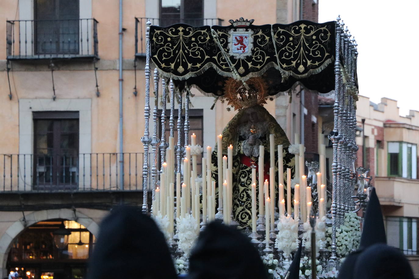 La Cofradía de Angustias ha organizado este Viernes Santo su procesión del Santo Entierro como cada año par. La última vez que procesionó por las calles de la capital fue en 2016.