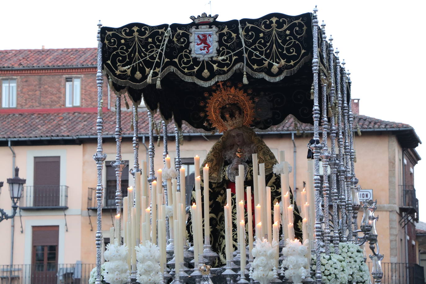 La Cofradía de Angustias ha organizado este Viernes Santo su procesión del Santo Entierro como cada año par. La última vez que procesionó por las calles de la capital fue en 2016.