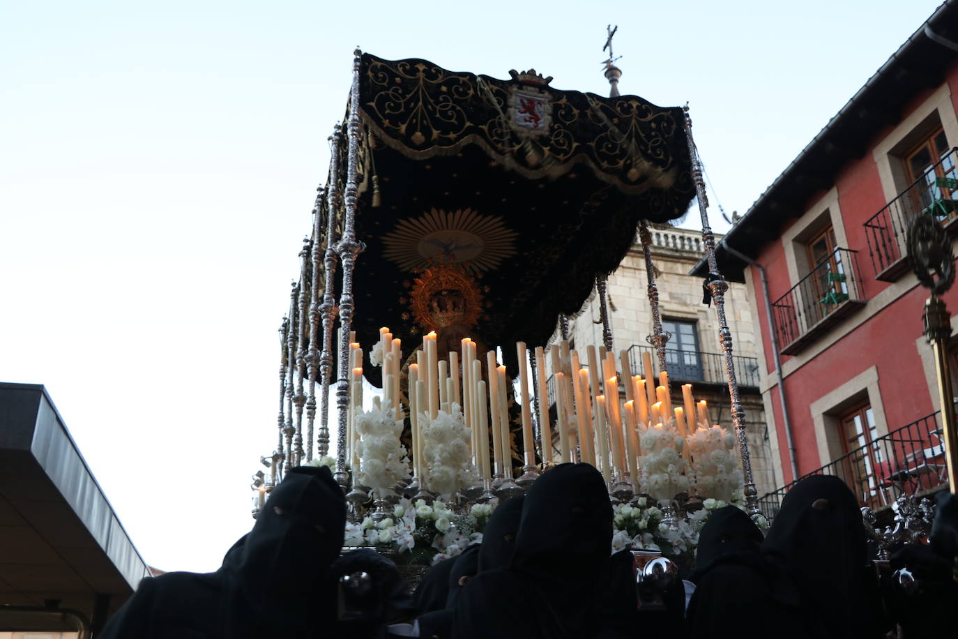 La Cofradía de Angustias ha organizado este Viernes Santo su procesión del Santo Entierro como cada año par. La última vez que procesionó por las calles de la capital fue en 2016.