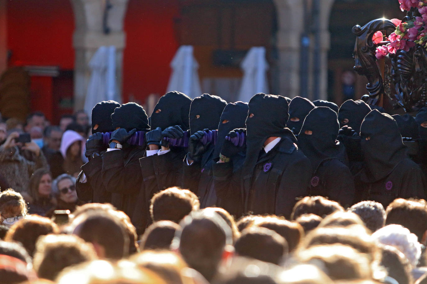 Procesión de los Pasos y acto de El Encuentro en León desde el objetivo del fotógrafo Peio García.