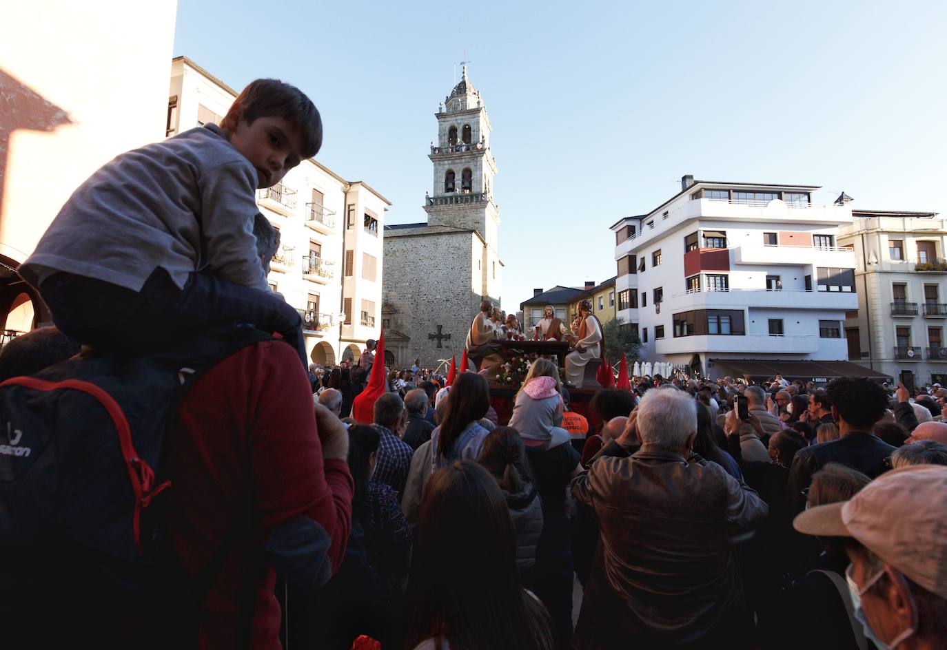 Procesión de la Santa Cena con la liberación de un preso.