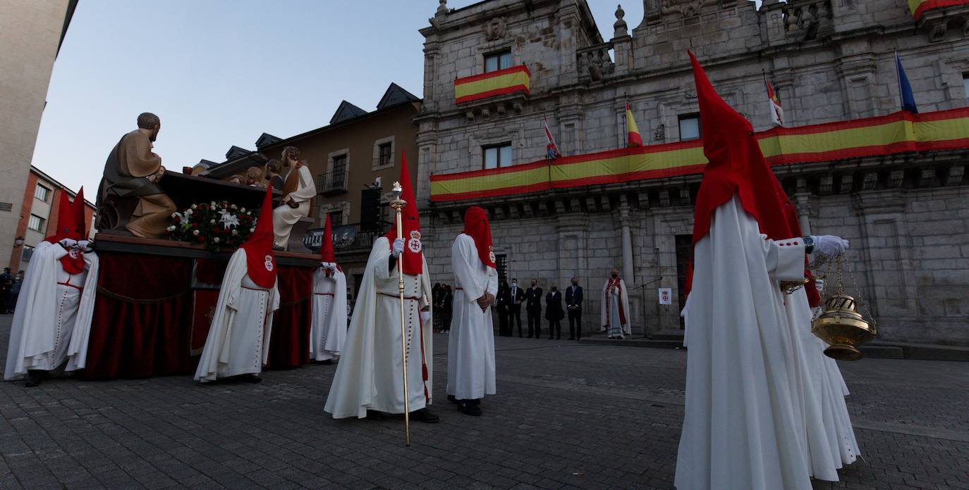 Procesión de la Santa Cena con la liberación de un preso.