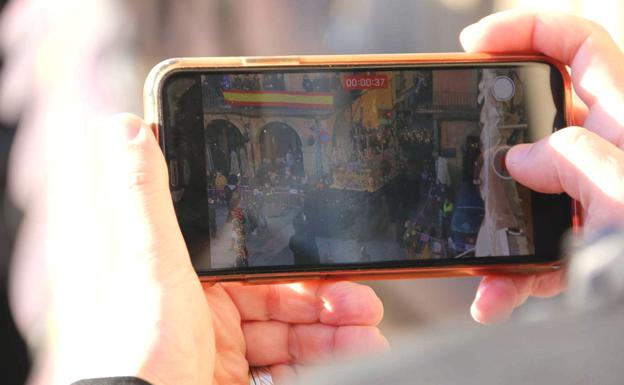 Un móvil graba la entrada del Nazareno en la Plaza Mayor de León. 