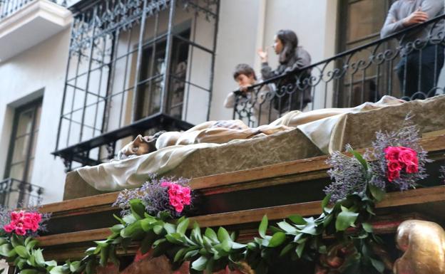 El Cristo Yacente de Ángel Estrada, durante la procesión de este Viernes Santo. 