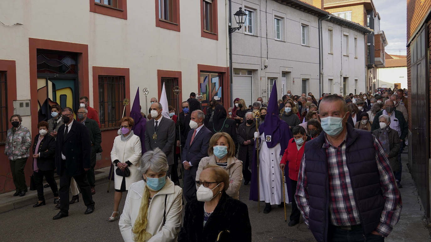 El buen tiempo acompañó la procesión del Jueves Santo en Santa Marina del Rey, uno de los actos centrales de su Semana Santa.