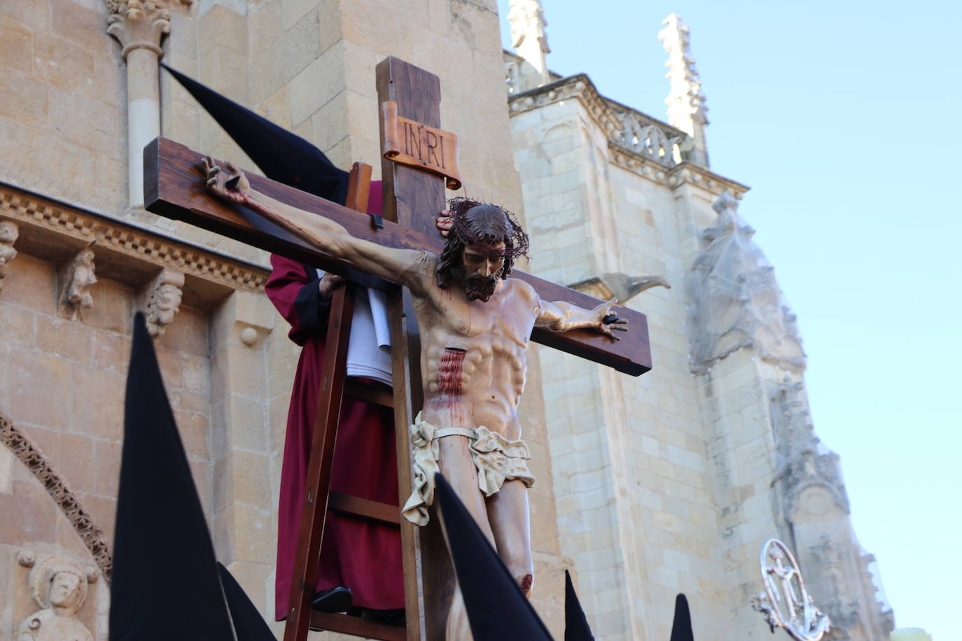 Acto central de la Procesión del Desenclavo en San Isidoro. 