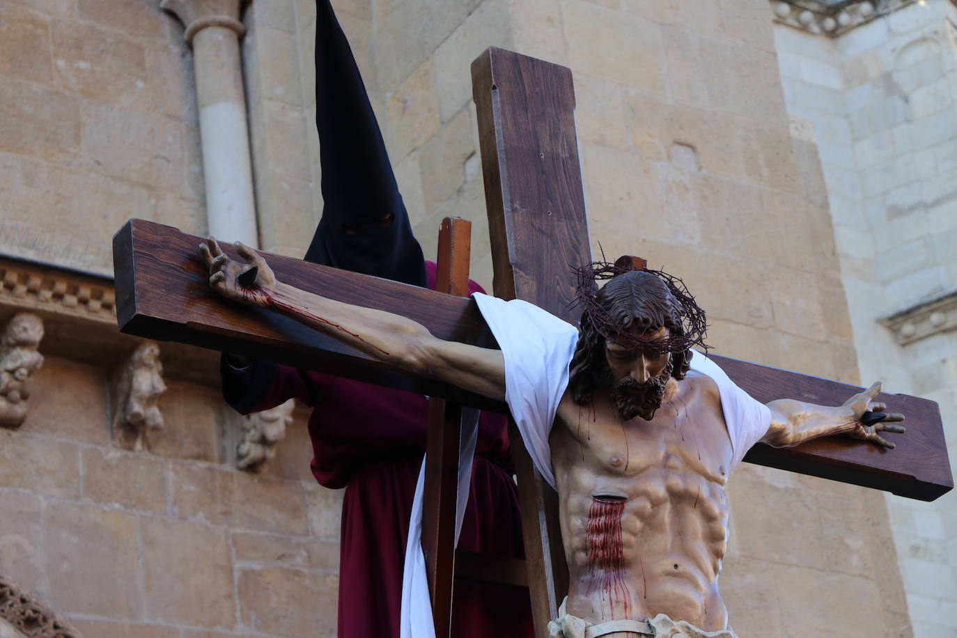 Acto central de la Procesión del Desenclavo en San Isidoro. 