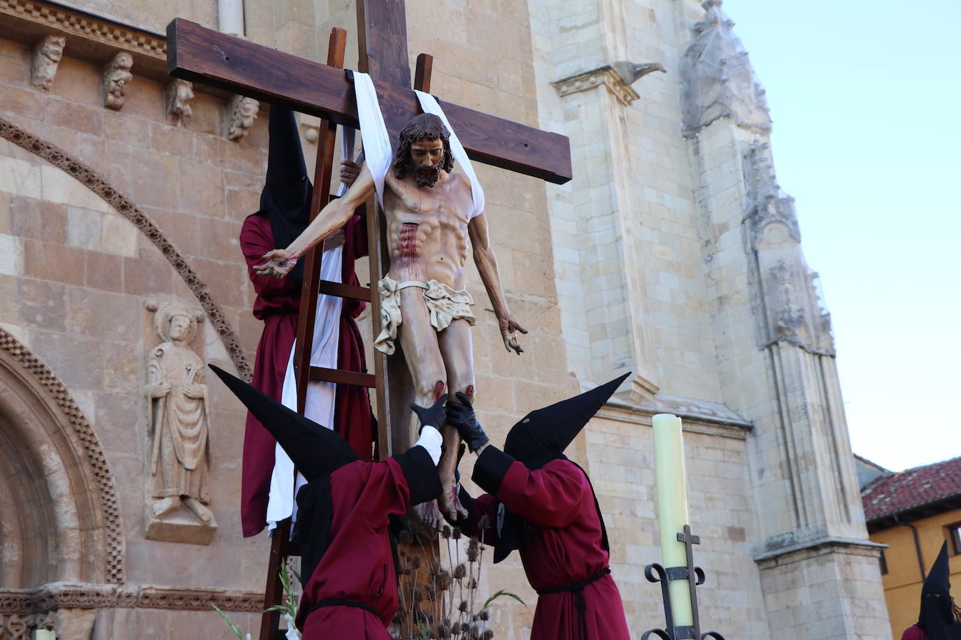 Acto central de la Procesión del Desenclavo en San Isidoro. 