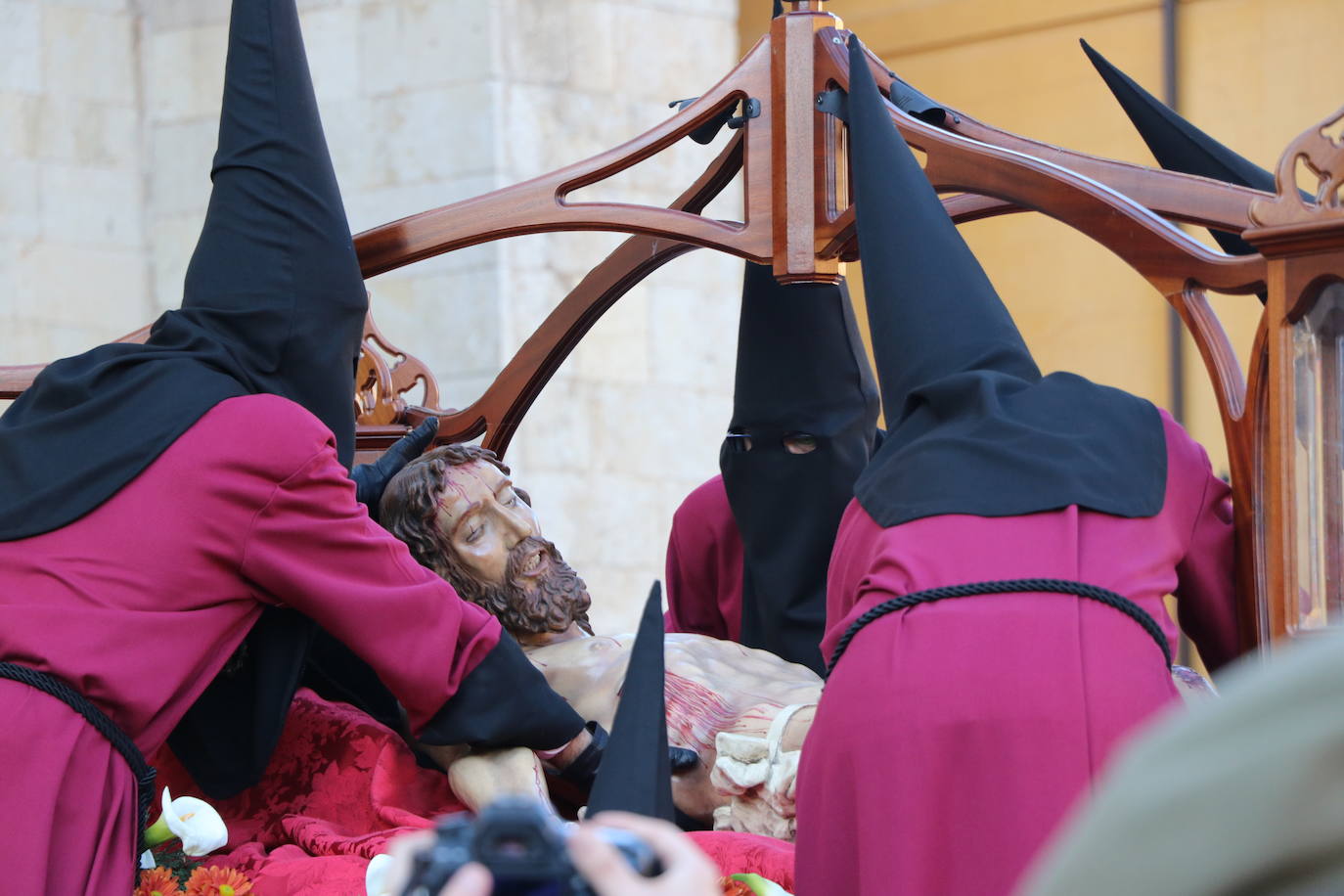 Acto central de la Procesión del Desenclavo en San Isidoro. 