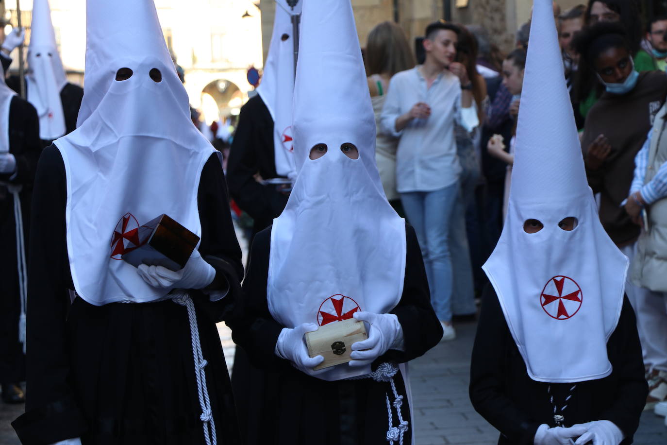 Las blancas capillas de la Cofradía del Santo Sepulcro-esperanza de Vida traen la luz a una tarde de vigilia Pascual