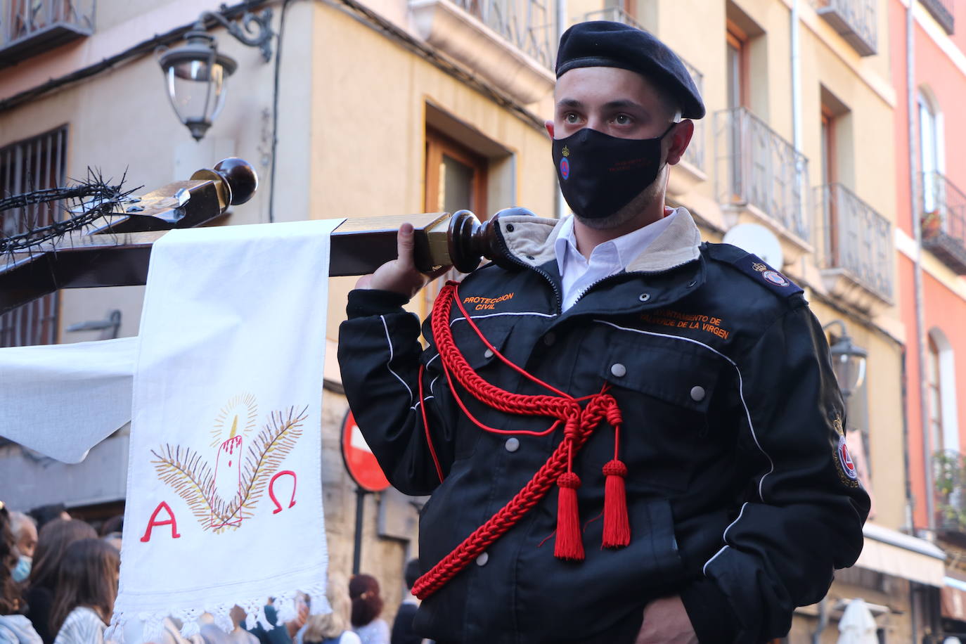 Las blancas capillas de la Cofradía del Santo Sepulcro-esperanza de Vida traen la luz a una tarde de vigilia Pascual