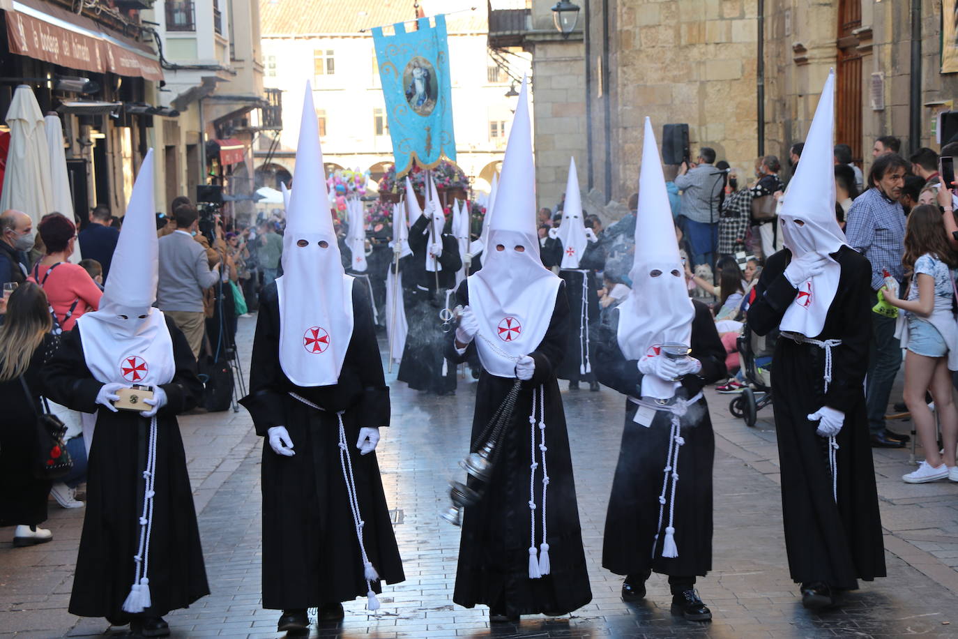 Las blancas capillas de la Cofradía del Santo Sepulcro-esperanza de Vida traen la luz a una tarde de vigilia Pascual