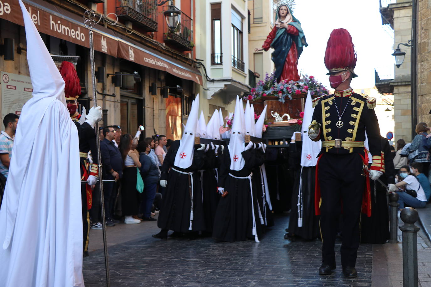 Las blancas capillas de la Cofradía del Santo Sepulcro-esperanza de Vida traen la luz a una tarde de vigilia Pascual