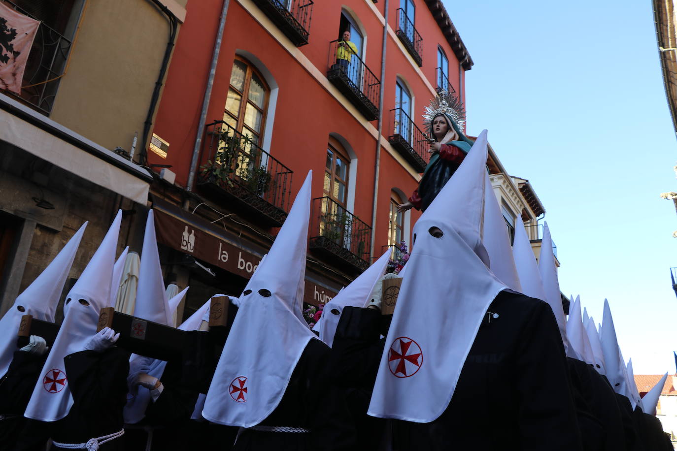 Las blancas capillas de la Cofradía del Santo Sepulcro-esperanza de Vida traen la luz a una tarde de vigilia Pascual