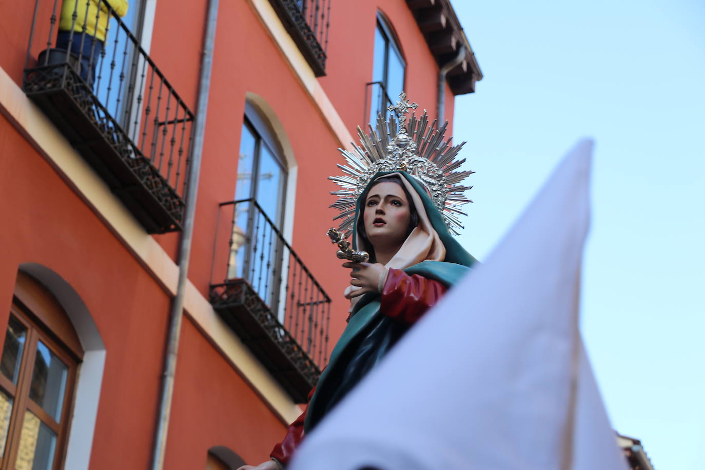 Las blancas capillas de la Cofradía del Santo Sepulcro-esperanza de Vida traen la luz a una tarde de vigilia Pascual