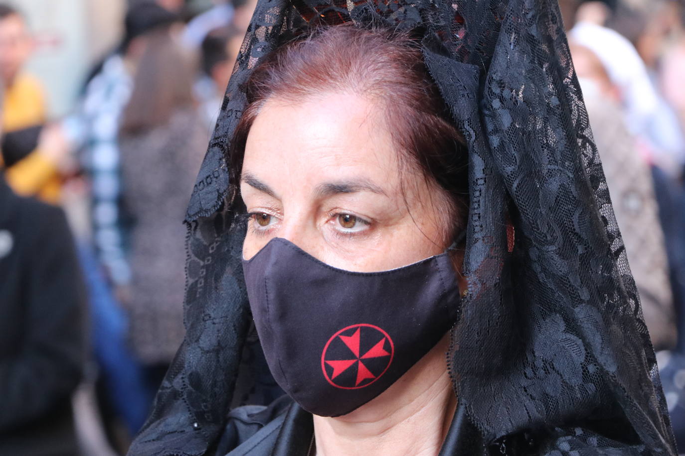 Las blancas capillas de la Cofradía del Santo Sepulcro-esperanza de Vida traen la luz a una tarde de vigilia Pascual