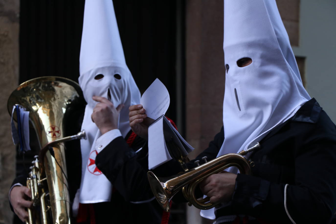 Las blancas capillas de la Cofradía del Santo Sepulcro-esperanza de Vida traen la luz a una tarde de vigilia Pascual