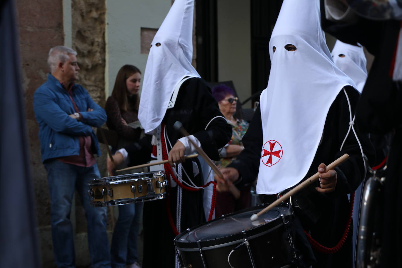 Las blancas capillas de la Cofradía del Santo Sepulcro-esperanza de Vida traen la luz a una tarde de vigilia Pascual