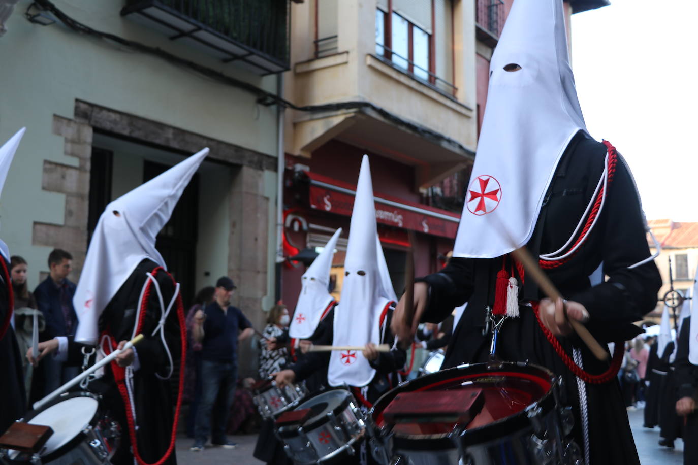 Las blancas capillas de la Cofradía del Santo Sepulcro-esperanza de Vida traen la luz a una tarde de vigilia Pascual