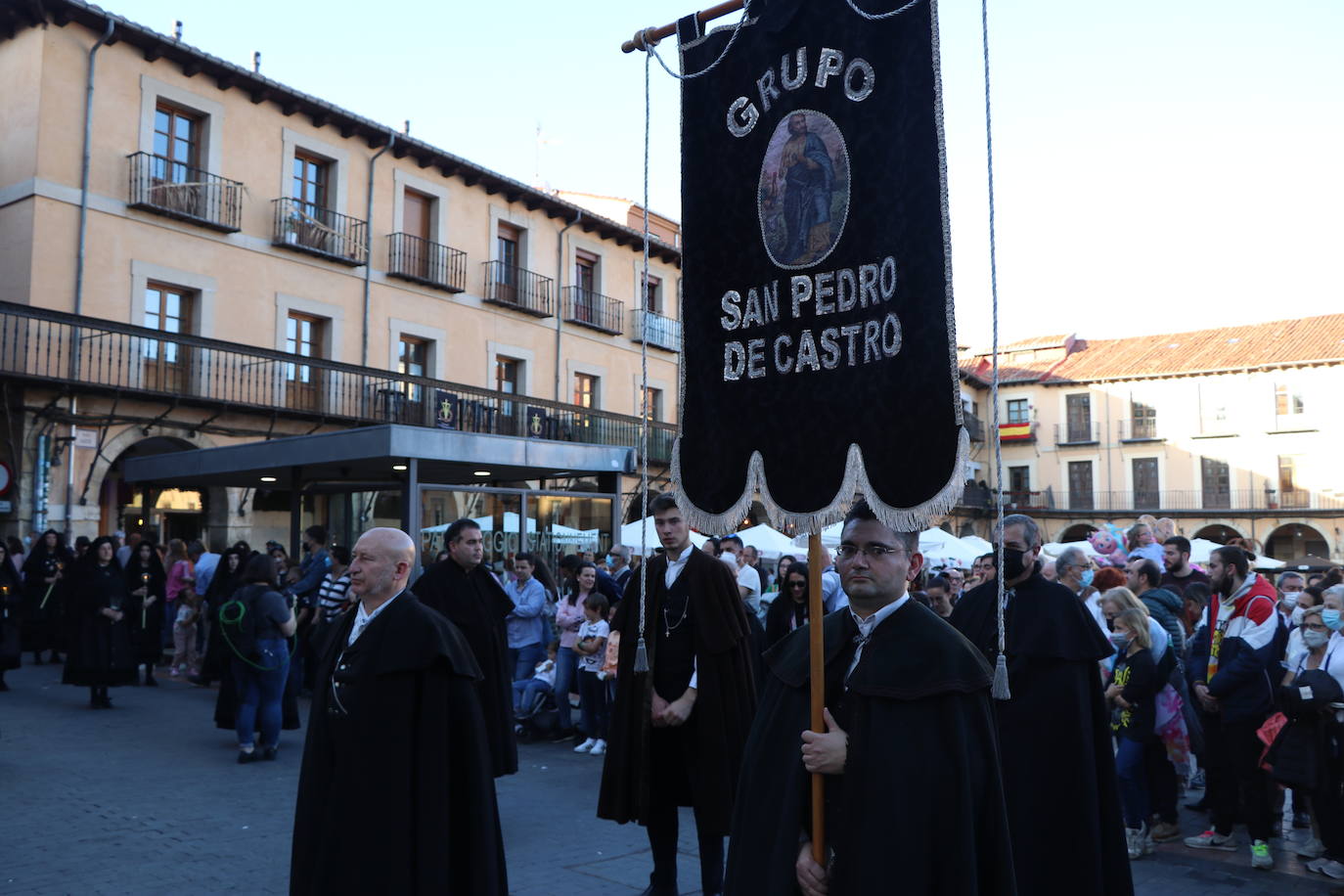 Las blancas capillas de la Cofradía del Santo Sepulcro-esperanza de Vida traen la luz a una tarde de vigilia Pascual