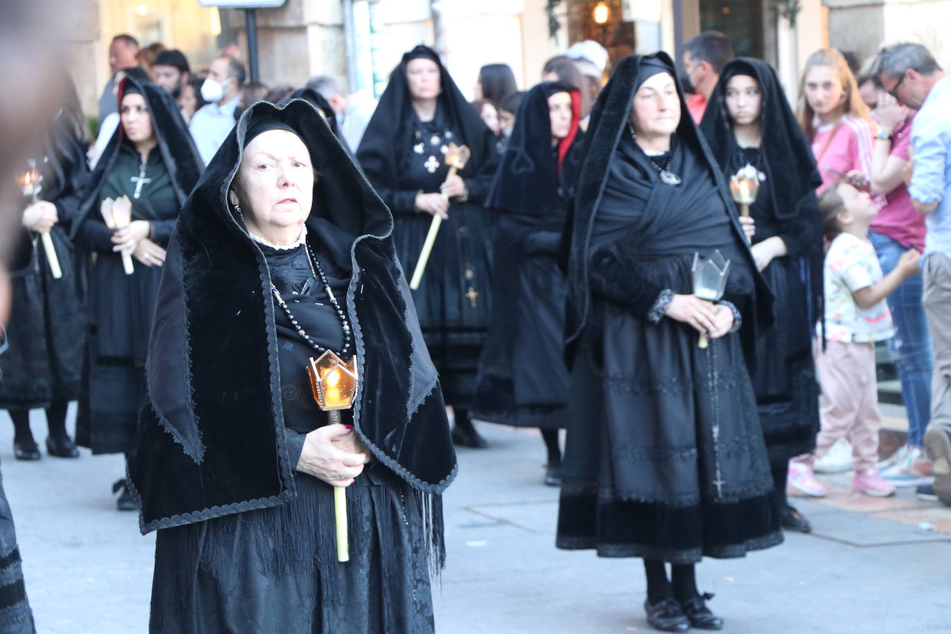 Las blancas capillas de la Cofradía del Santo Sepulcro-esperanza de Vida traen la luz a una tarde de vigilia Pascual