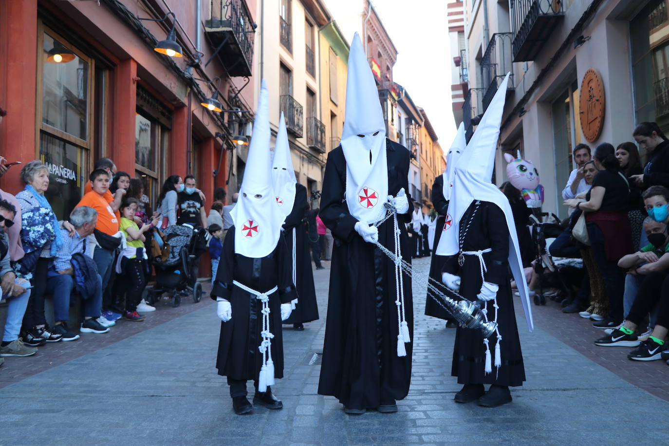 Las blancas capillas de la Cofradía del Santo Sepulcro-esperanza de Vida traen la luz a una tarde de vigilia Pascual