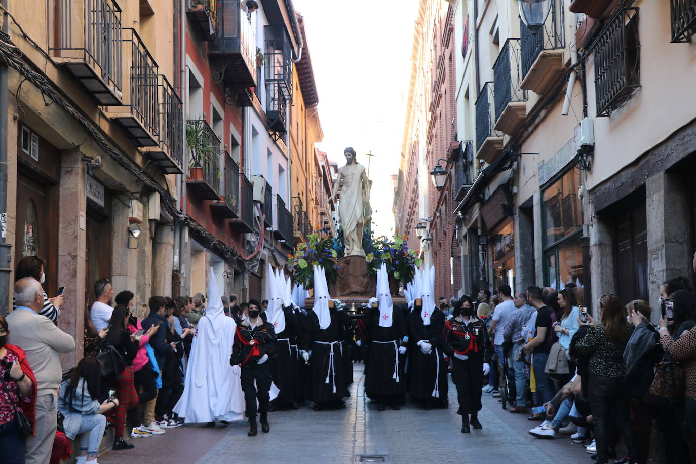 Las blancas capillas de la Cofradía del Santo Sepulcro-esperanza de Vida traen la luz a una tarde de vigilia Pascual