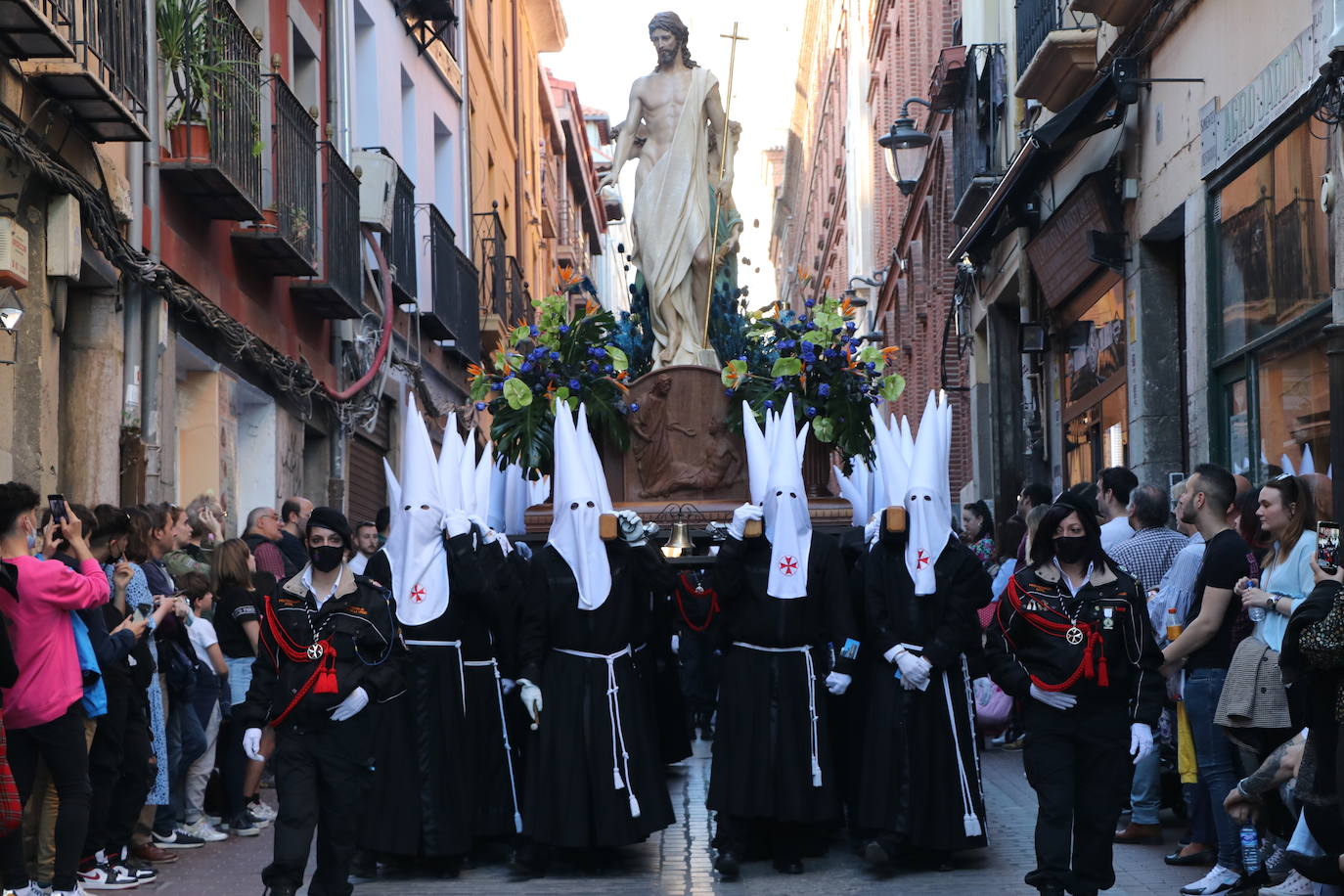 Las blancas capillas de la Cofradía del Santo Sepulcro-esperanza de Vida traen la luz a una tarde de vigilia Pascual