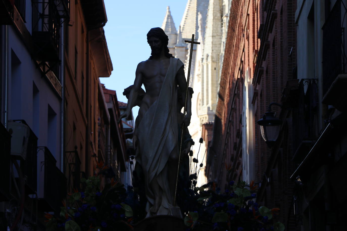 Las blancas capillas de la Cofradía del Santo Sepulcro-esperanza de Vida traen la luz a una tarde de vigilia Pascual