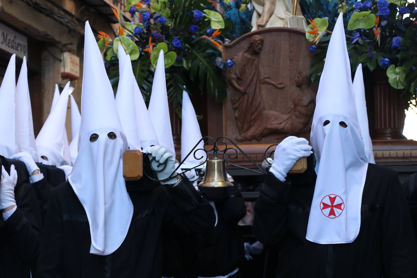 Las blancas capillas de la Cofradía del Santo Sepulcro-esperanza de Vida traen la luz a una tarde de vigilia Pascual