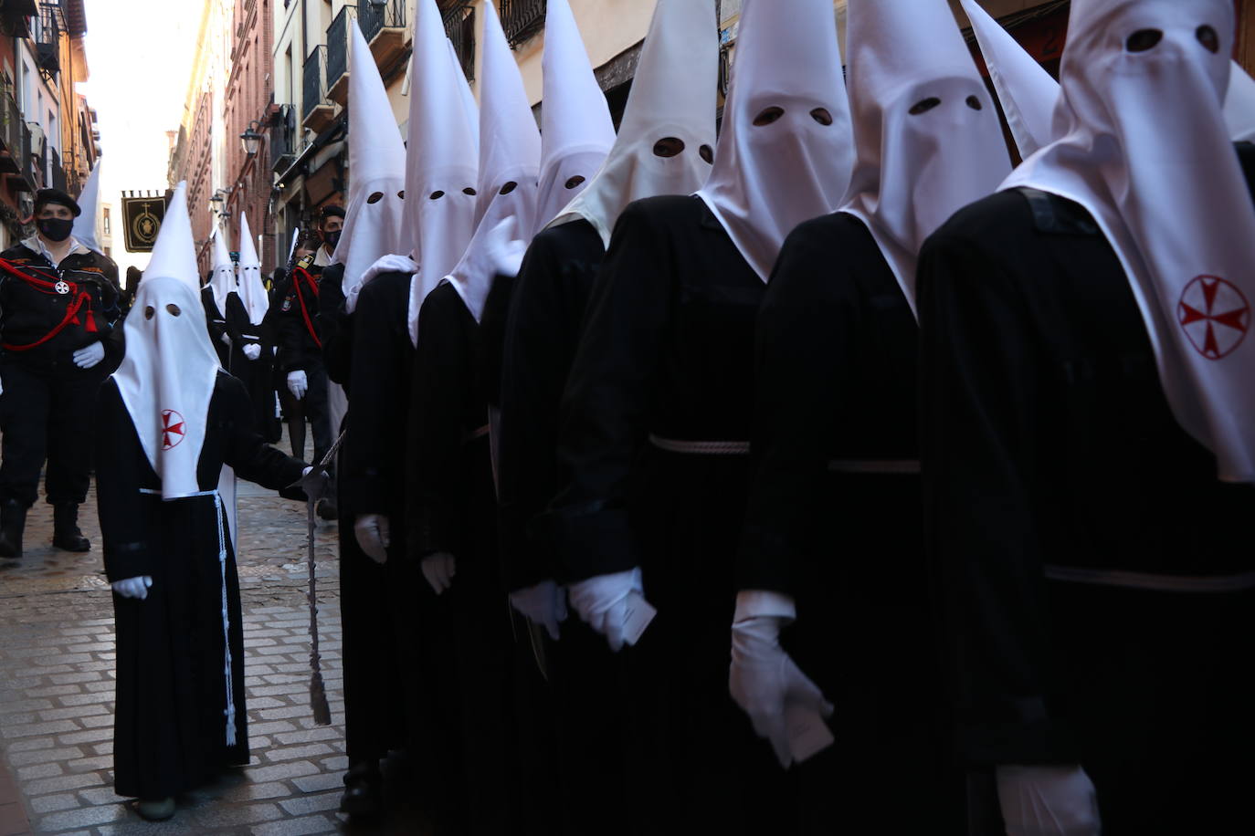 Las blancas capillas de la Cofradía del Santo Sepulcro-esperanza de Vida traen la luz a una tarde de vigilia Pascual