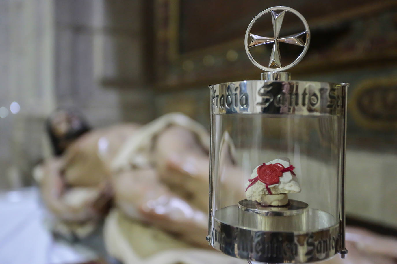 Piedra auténtica del Santo Sepulcro entregada por el Custodio de Tierra Santa y recibida por la Cofradía Santo Sepulcro Esperanza de la Vida de León en 2017.