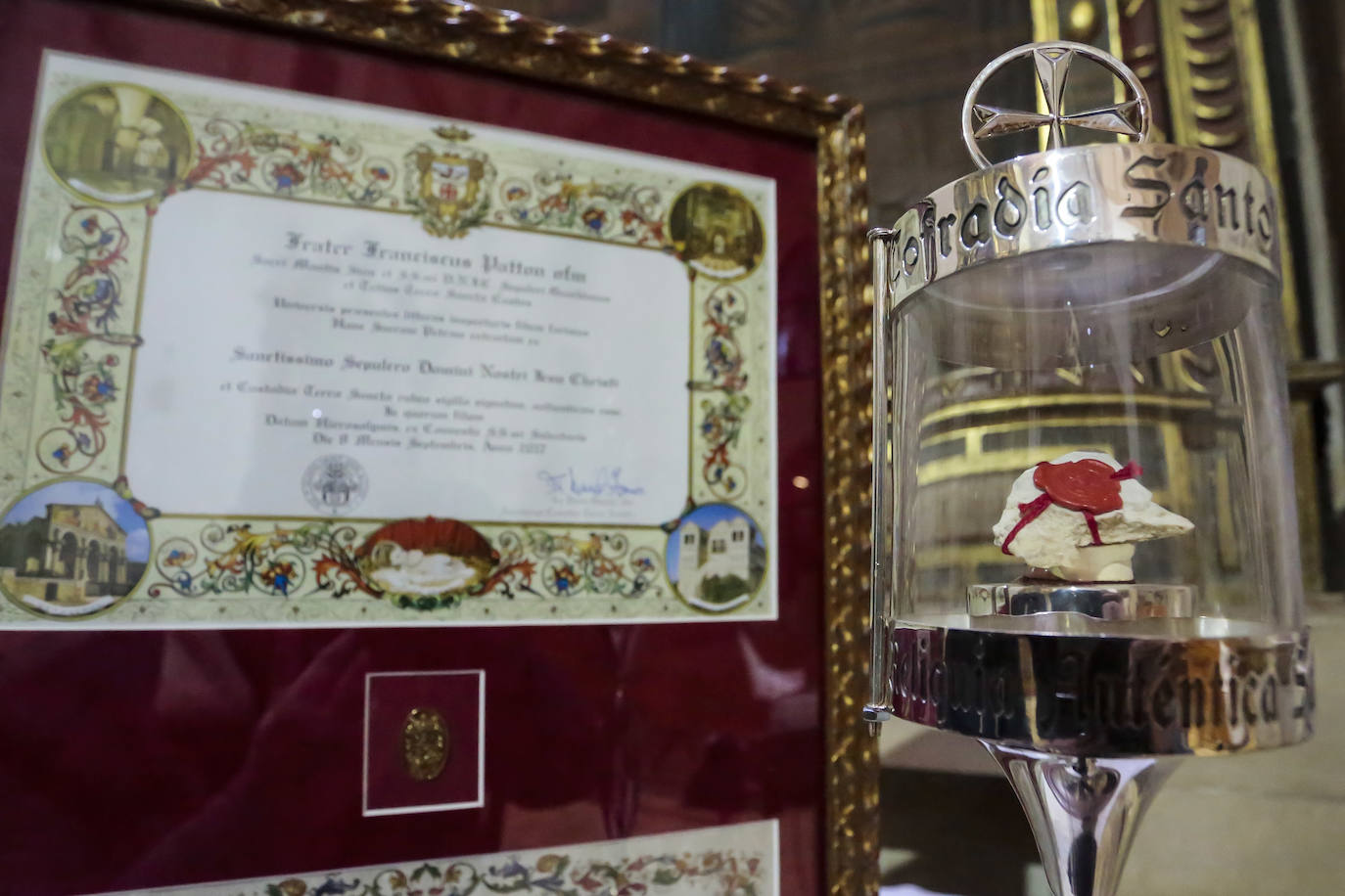 Piedra auténtica del Santo Sepulcro entregada por el Custodio de Tierra Santa y recibida por la Cofradía Santo Sepulcro Esperanza de la Vida de León en 2017.