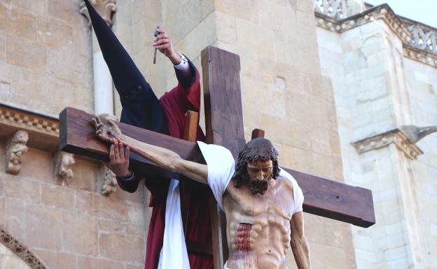 Momento en el que el Hermano desenclavador le quita los clavos al Cristo. 