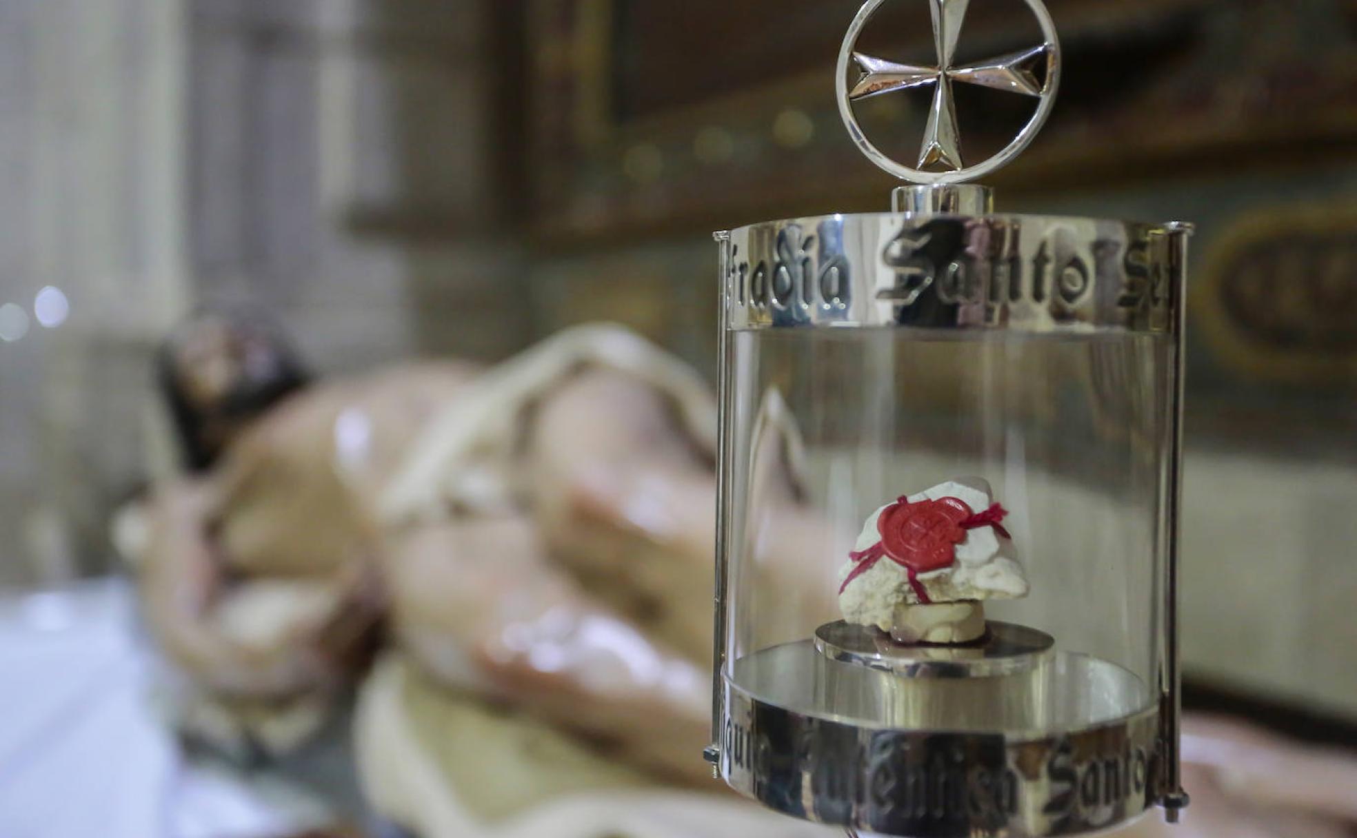 Piedra auténtica del Santo Sepulcro entregada por el Custodio de Tierra Santa y recibida por la Cofradía Santo Sepulcro Esperanza de la Vida de León en 2017.