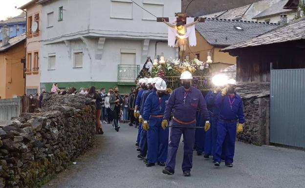 La luz de la mina marca el camino al Cristo de los Mineros