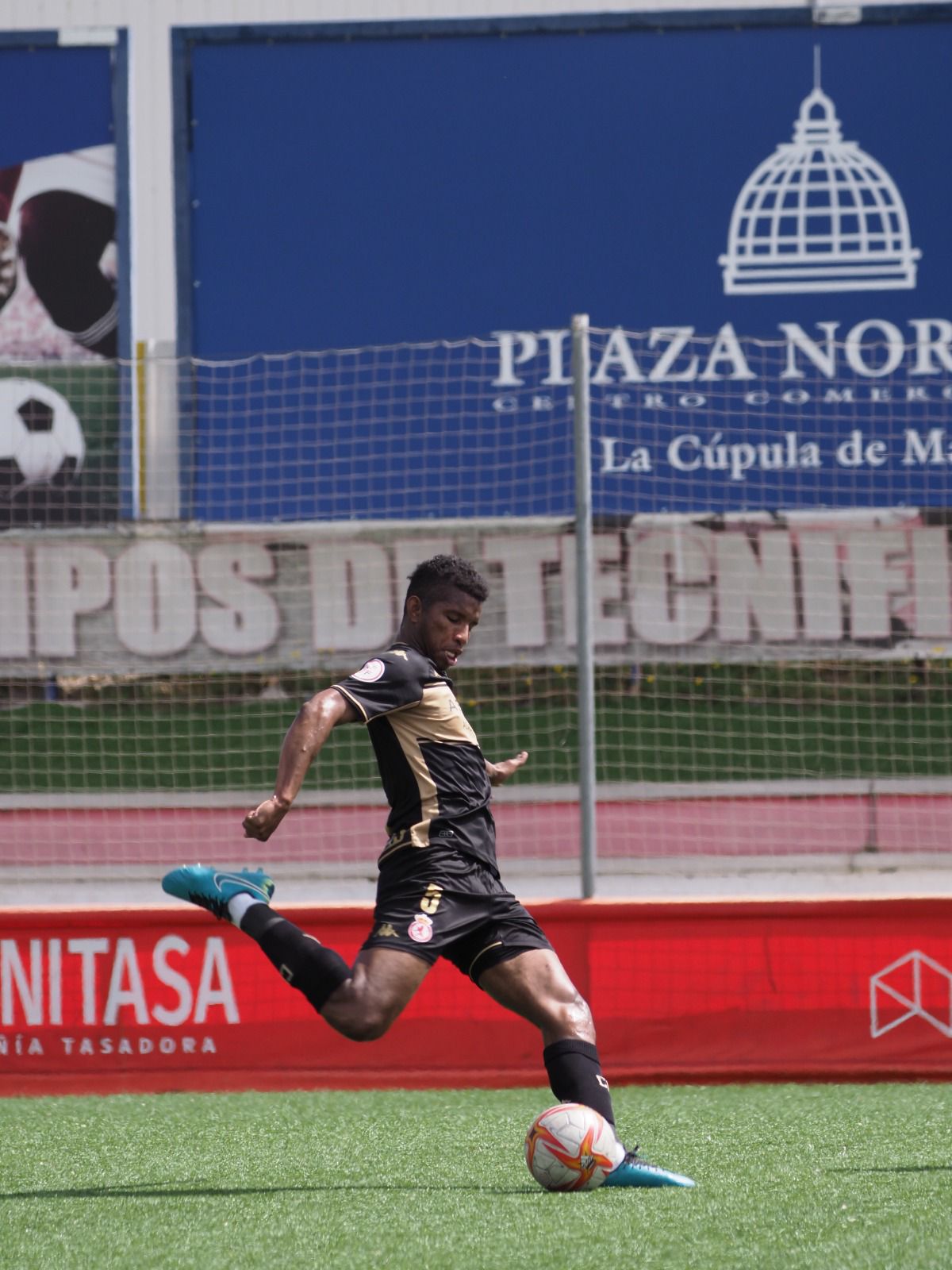 El conjunto leonés gana con autoridad al Sanse y se distancia de los puestos de descenso.