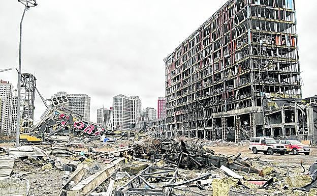 Los rusos han dejado importantes destrozos y montones de chatarra a su paso por la región de Kiev.