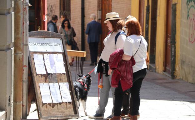 Imagen. La hostelería se muestra satisfecha. En la imagen, una familia consulta el menú de un restaurante. 