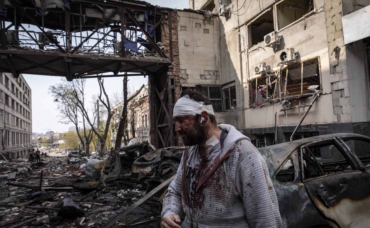 Un hombre herido camina entre las ruinas de Kharkiv.