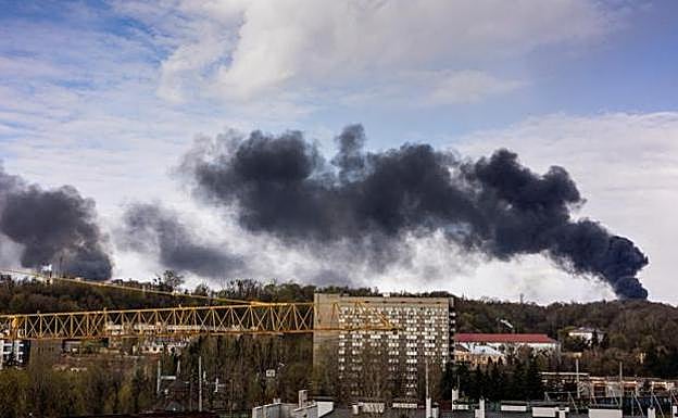 La humareda provocada por el impacto de uno de los misiles en Leópolis. 