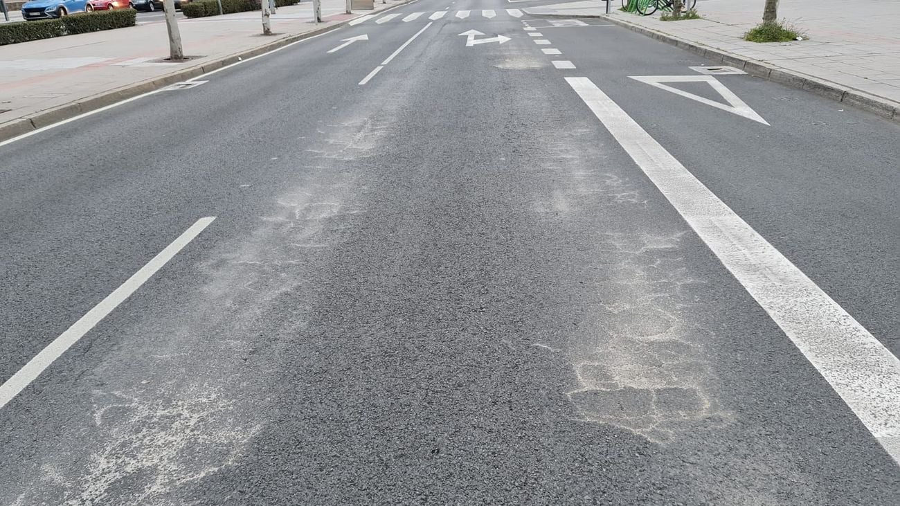 El plan de asfaltado de la ciudad, que llegó a algunos puntos en octubre de 2021, da muestras de 'fatiga' en los viales y se deja ver un material visiblemente deriorado pese al escaso tiempo transcurrido | El 'plan de asfaltado' tiene un coste de cuatro millones de euros para la ciudad. 