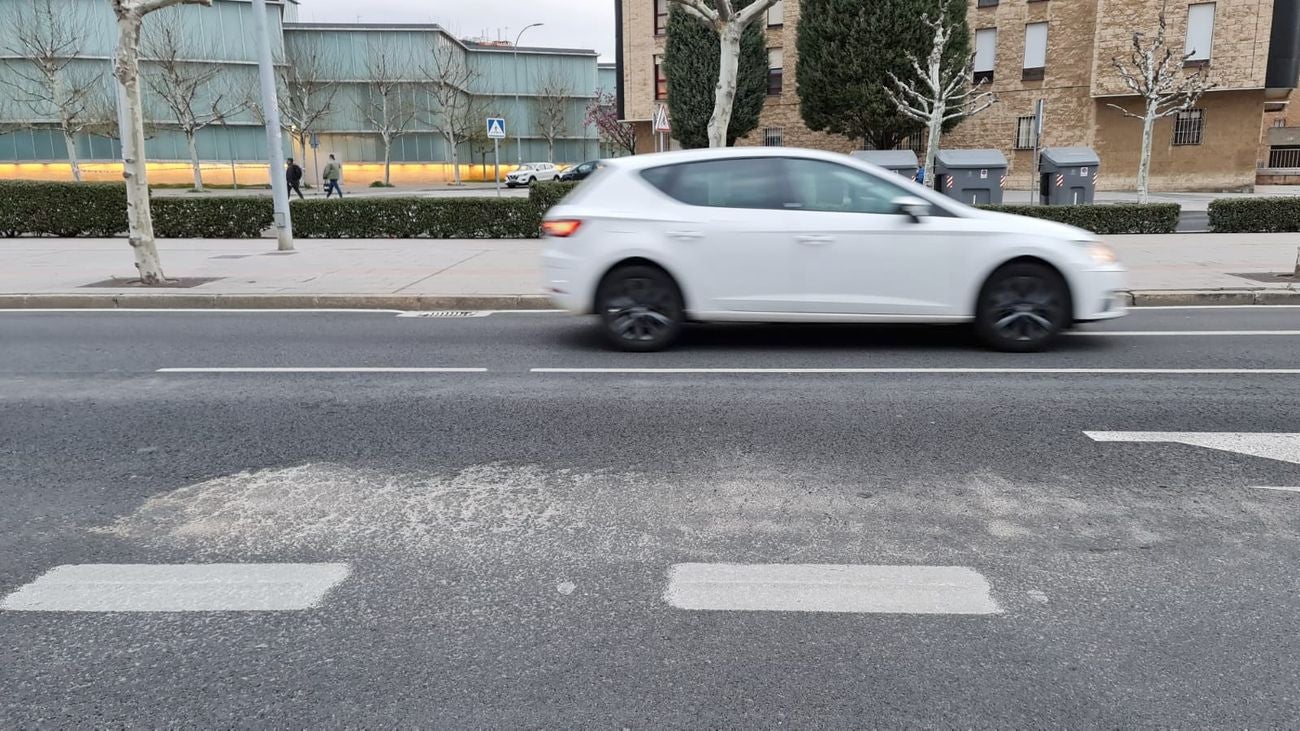 El plan de asfaltado de la ciudad, que llegó a algunos puntos en octubre de 2021, da muestras de 'fatiga' en los viales y se deja ver un material visiblemente deriorado pese al escaso tiempo transcurrido | El 'plan de asfaltado' tiene un coste de cuatro millones de euros para la ciudad. 