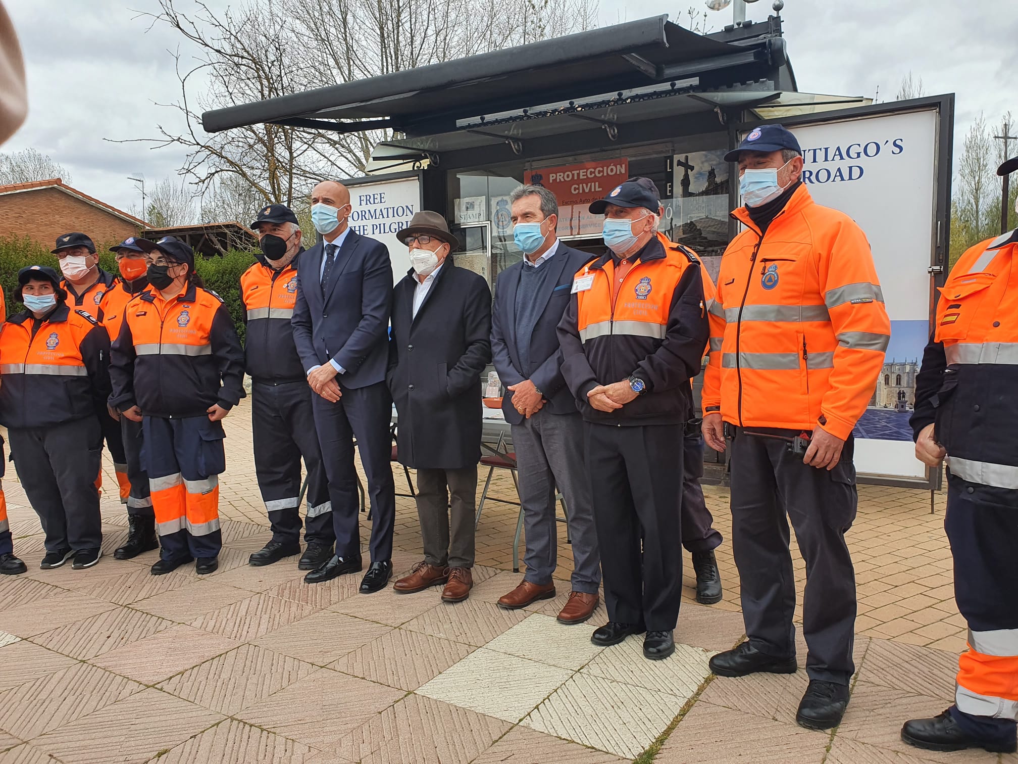 El alcalde, José Antonio Diez, junto al concejal Álvaro Pola, ha visitado el Punto de Información al Peregrino de Puente Castro.